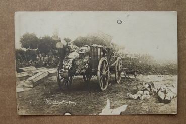Ansichtskarte Foto AK Vimy 1918 Kirchhof Leiterwagen tote Soldaten Särge Massengrab Weltkrieg Ortsansicht Frankreich France 62 Pas de Calais
